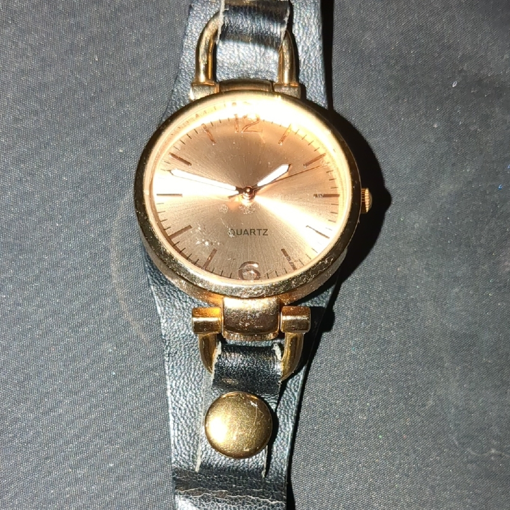 Chic Gold and Black Women's Quartz Watch